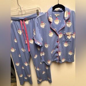 COZY ZOE LADIES MEDIUM PAJAMA SET. PALE PURPLE BACKGROUND WITH CUPS & HEARTS